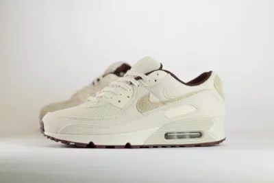 Nike Air Max 90 PRM Sail Burgundy Crush – Beige/Burgundy– Heren/Dames/Uniseks Sneakers – Suede/Mesh - HQ1712-001 – Zijkant
