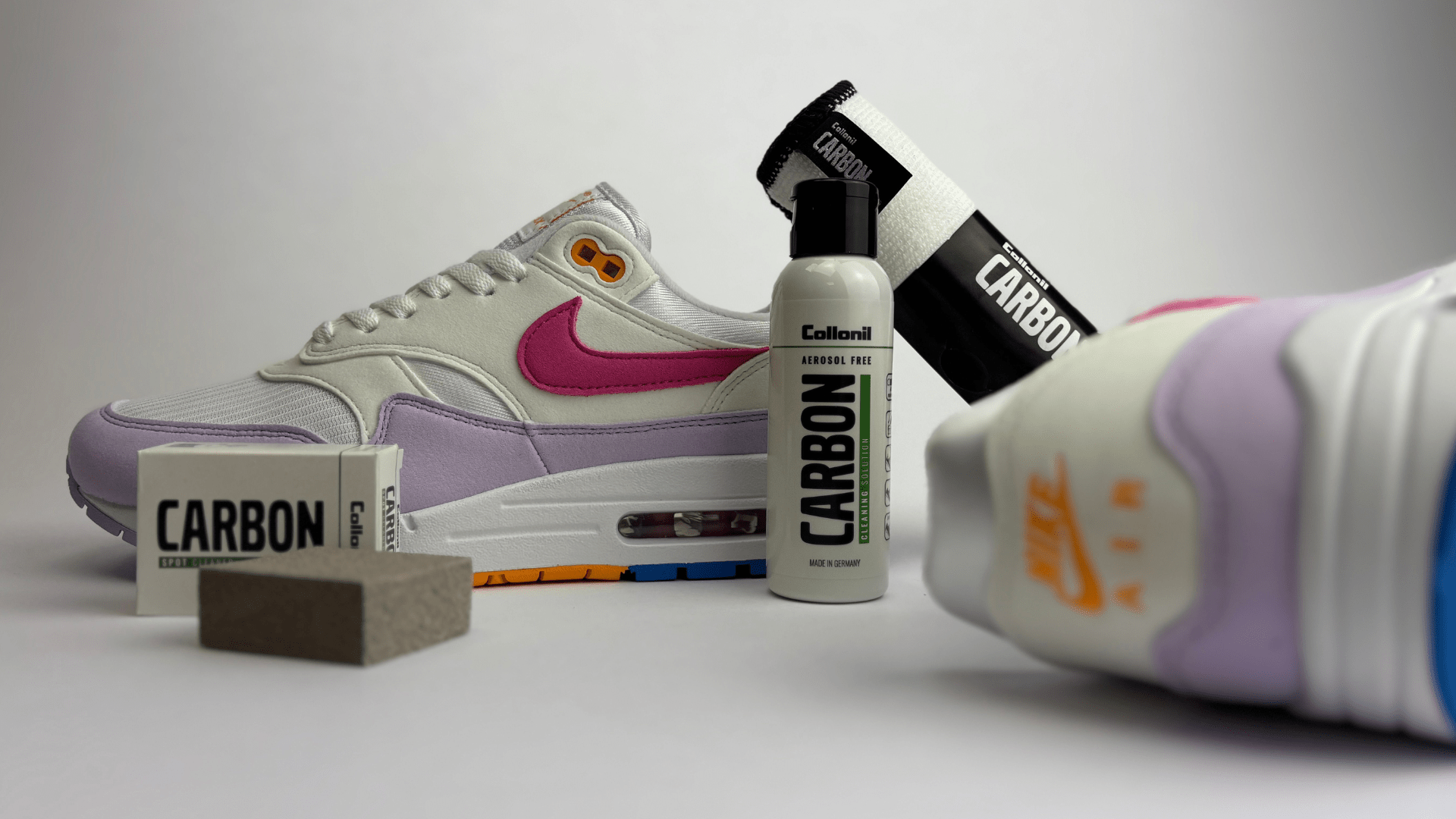 sneakers en cleaning kit op witte achtergrond