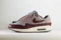 Nike Air Max 1 Essential PRM Cement Grey Burgundy Crush – Grijs/Burgundy – Heren/Dames/Uniseks Sneakers – Leer/Mesh - FQ7327-001 – Zijkant