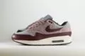 Nike Air Max 1 Essential PRM Cement Grey Burgundy Crush – Grijs/Burgundy – Heren/Dames/Uniseks Sneakers – Leer/Mesh - FQ7327-001 – Zijkant