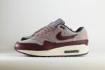 Nike Air Max 1 Essential PRM Cement Grey Burgundy Crush – Grijs/Burgundy – Heren/Dames/Uniseks Sneakers – Leer/Mesh - FQ7327-001 – Zijkant