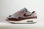 Nike Air Max 1 Essential PRM Cement Grey Burgundy Crush – Grijs/Burgundy – Heren/Dames/Uniseks Sneakers – Leer/Mesh - FQ7327-001 – Zijkant