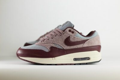 Nike Air Max 1 Essential PRM Cement Grey Burgundy Crush – Grijs/Burgundy – Heren/Dames/Uniseks Sneakers – Leer/Mesh - FQ7327-001 – Zijkant