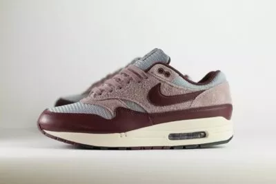 Nike Air Max 1 Essential PRM Cement Grey Burgundy Crush – Grijs/Burgundy – Heren/Dames/Uniseks Sneakers – Leer/Mesh - FQ7327-001 – Zijkant