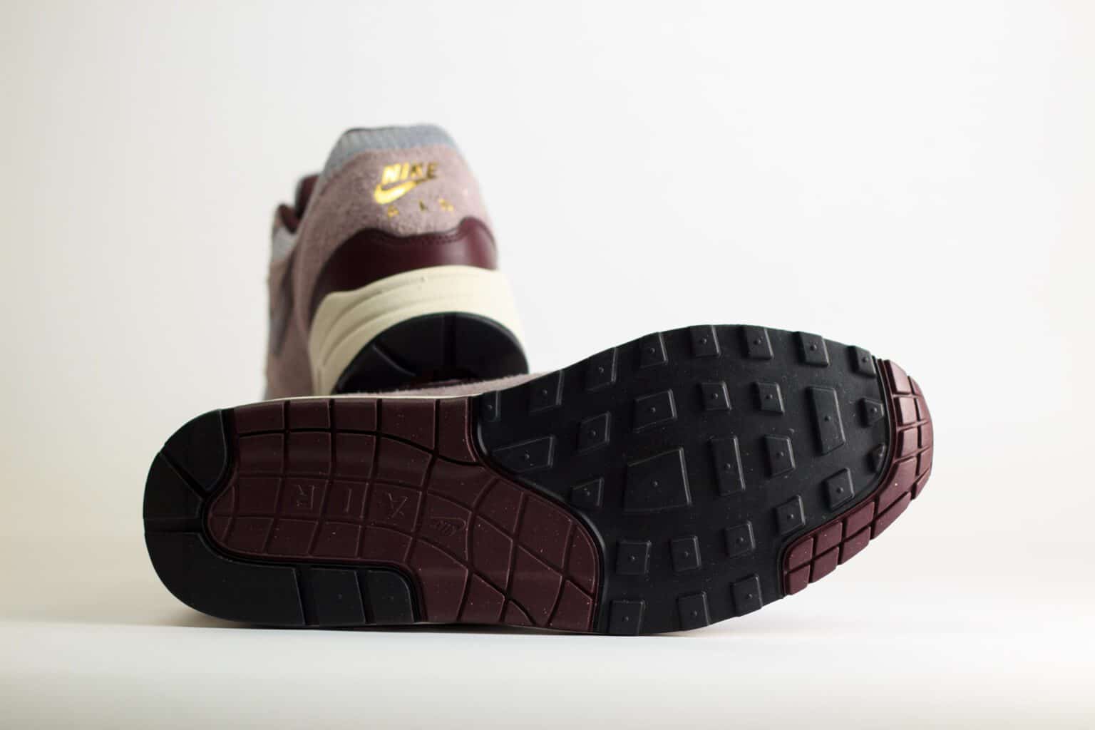 Nike Air Max 1 Essential PRM Cement Grey Burgundy Crush – Grijs/Burgundy – Heren/Dames/Uniseks Sneakers – Leer/Mesh - FQ7327-001 – Onderkant