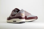 Nike Air Max 1 Essential PRM Cement Grey Burgundy Crush – Grijs/Burgundy – Heren/Dames/Uniseks Sneakers – Leer/Mesh - FQ7327-001 – Achterkant