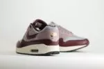 Nike Air Max 1 Essential PRM Cement Grey Burgundy Crush – Grijs/Burgundy – Heren/Dames/Uniseks Sneakers – Leer/Mesh - FQ7327-001 – Achterkant