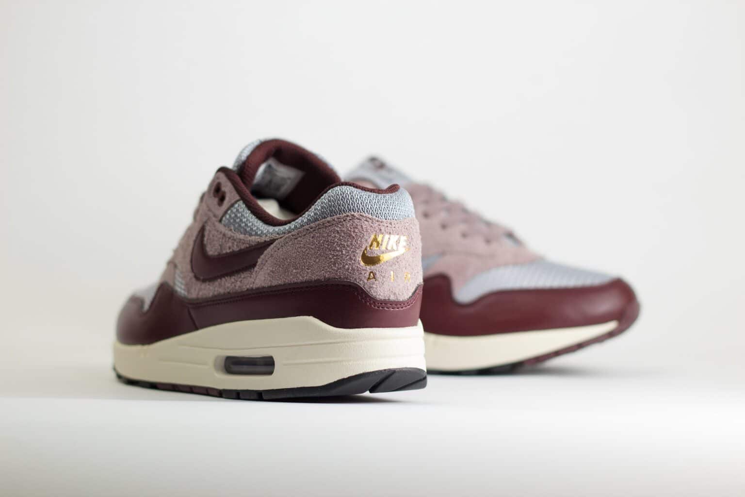 Nike Air Max 1 Essential PRM Cement Grey Burgundy Crush – Grijs/Burgundy – Heren/Dames/Uniseks Sneakers – Leer/Mesh - FQ7327-001 – Achterkant