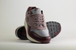 Nike Air Max 1 Essential PRM Cement Grey Burgundy Crush – Grijs/Burgundy – Heren/Dames/Uniseks Sneakers – Leer/Mesh - FQ7327-001 –Voorkant