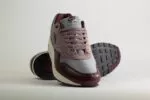 Nike Air Max 1 Essential PRM Cement Grey Burgundy Crush – Grijs/Burgundy – Heren/Dames/Uniseks Sneakers – Leer/Mesh - FQ7327-001 –Voorkant