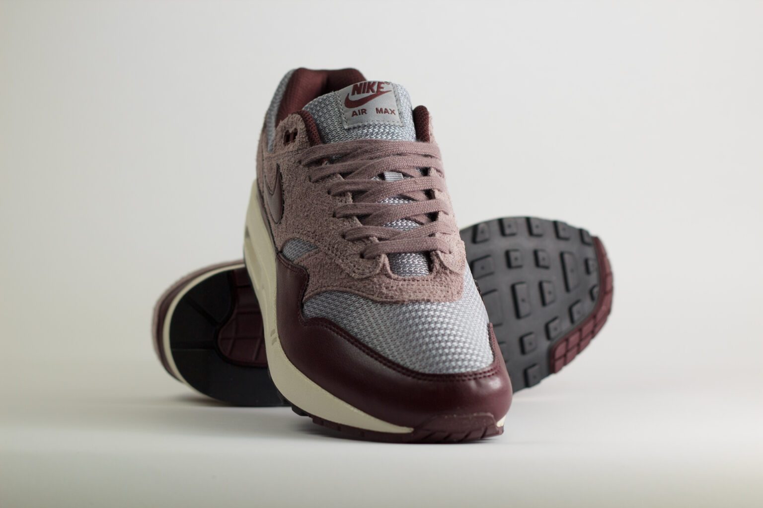 Nike Air Max 1 Essential PRM Cement Grey Burgundy Crush – Grijs/Burgundy – Heren/Dames/Uniseks Sneakers – Leer/Mesh - FQ7327-001 –Voorkant