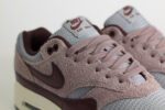 Nike Air Max 1 Essential PRM Cement Grey Burgundy Crush – Grijs/Burgundy – Heren/Dames/Uniseks Sneakers – Leer/Mesh - FQ7327-001 – Bovenkant