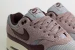 Nike Air Max 1 Essential PRM Cement Grey Burgundy Crush – Grijs/Burgundy – Heren/Dames/Uniseks Sneakers – Leer/Mesh - FQ7327-001 – Bovenkant