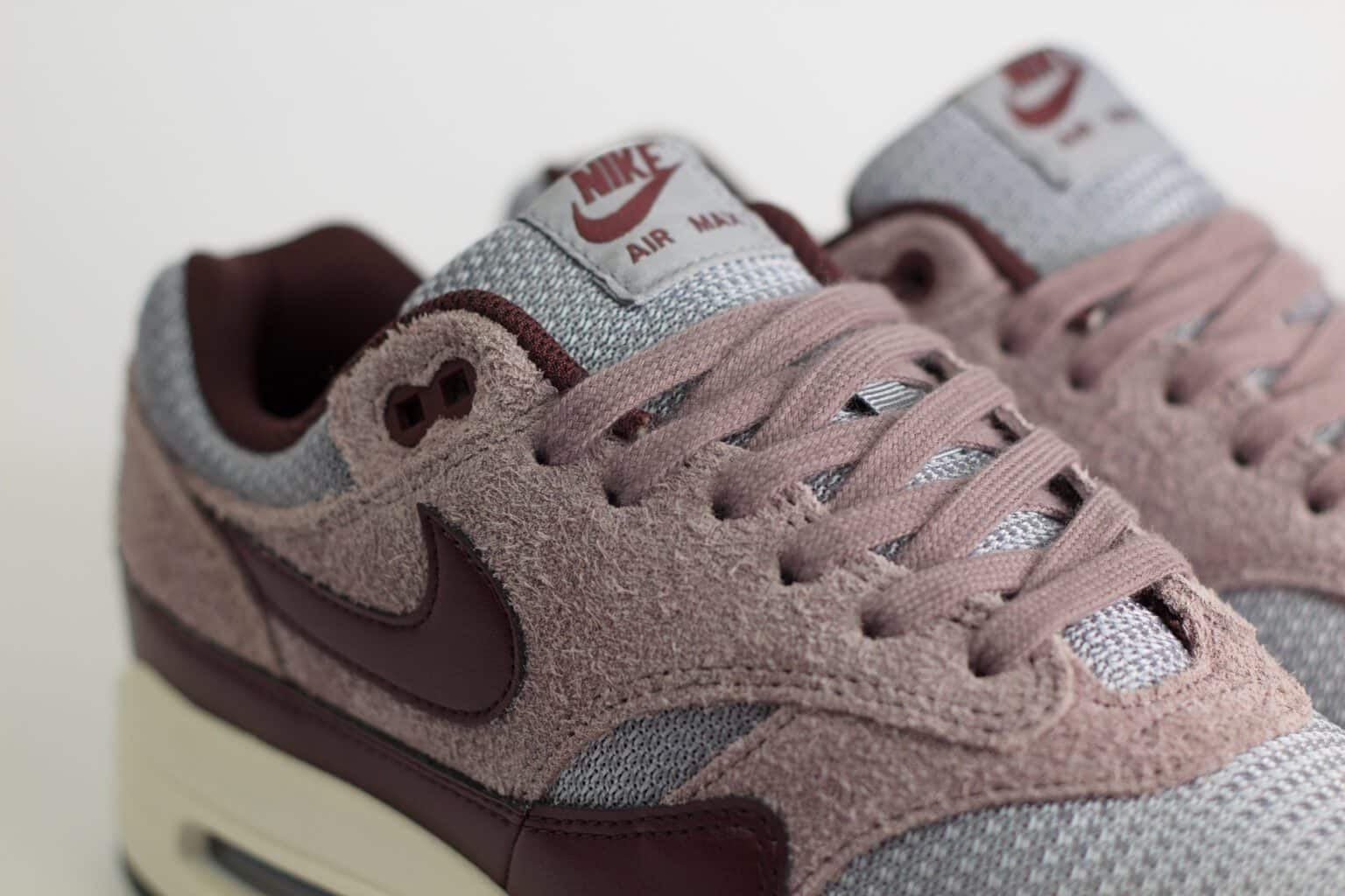 Nike Air Max 1 Essential PRM Cement Grey Burgundy Crush – Grijs/Burgundy – Heren/Dames/Uniseks Sneakers – Leer/Mesh - FQ7327-001 – Bovenkant