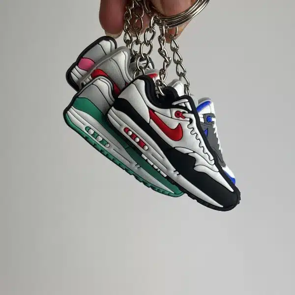 5 sneaker sleutelhangers in de hand