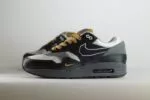 Nike Air Max 1 .SWOOSH Low Poly Big Head Mode – Zwart/Wit– Heren/Dames/Uniseks Sneakers – Satin/Mesh - IB9898-001 – Zijkant