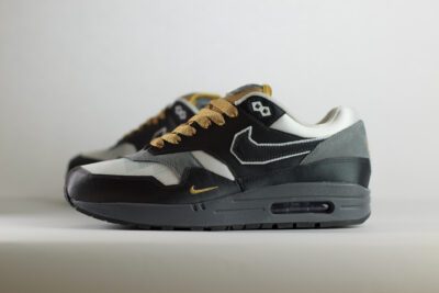 Nike Air Max 1 .SWOOSH Low Poly Big Head Mode – Zwart/Wit– Heren/Dames/Uniseks Sneakers – Satin/Mesh - IB9898-001 – Zijkant