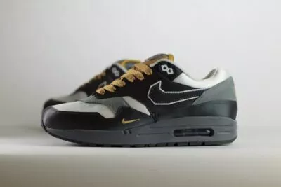 Nike Air Max 1 .SWOOSH Low Poly Big Head Mode – Zwart/Wit– Heren/Dames/Uniseks Sneakers – Satin/Mesh - IB9898-001 – Zijkant