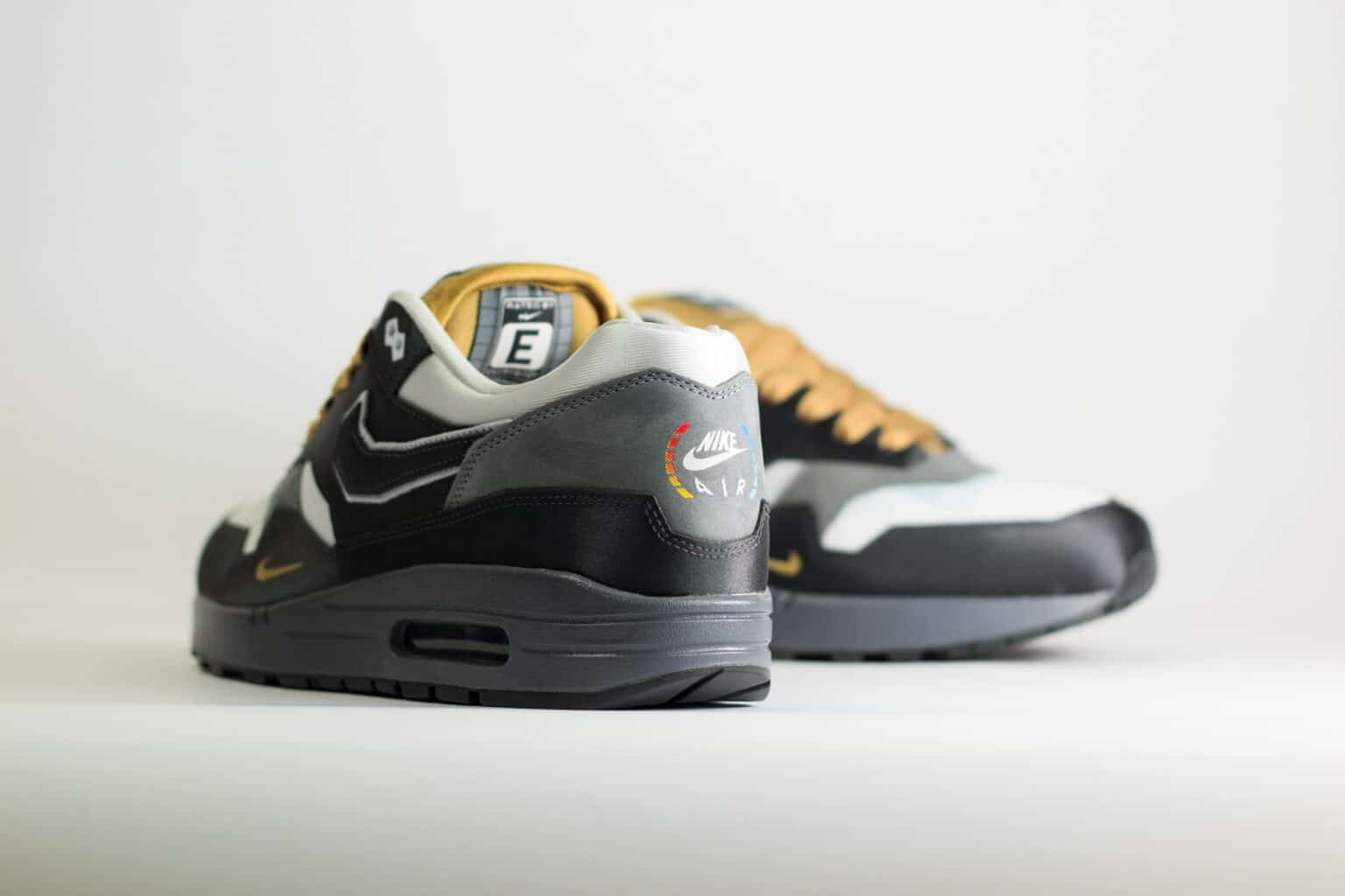 Nike Air Max 1 .SWOOSH Low Poly Big Head Mode – Zwart/Wit– Heren/Dames/Uniseks Sneakers – Satin/Mesh - IB9898-001 – Achterkant