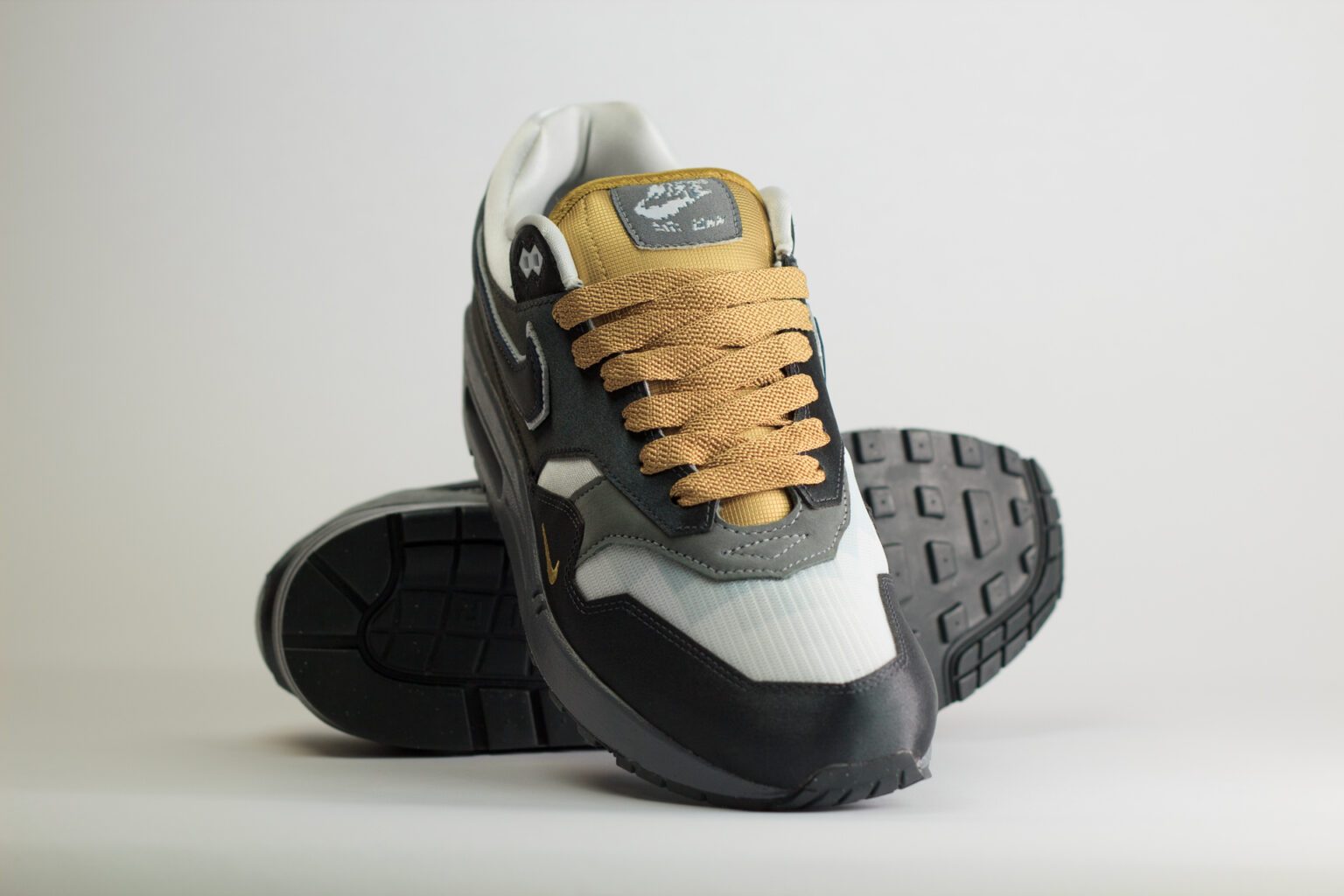 Nike Air Max 1 .SWOOSH Low Poly Big Head Mode – Zwart/Wit– Heren/Dames/Uniseks Sneakers – Satin/Mesh - IB9898-001 – Voorkant