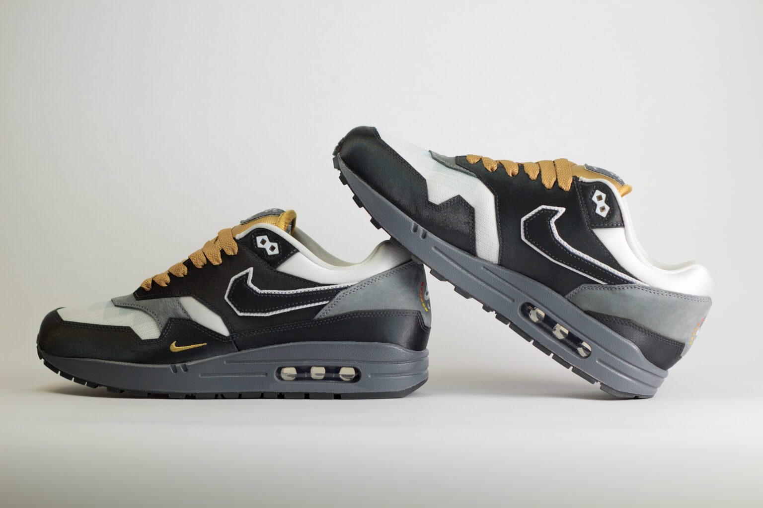Nike Air Max 1 .SWOOSH Low Poly Big Head Mode – Zwart/Wit– Heren/Dames/Uniseks Sneakers – Satin/Mesh - IB9898-001 – Binnenkant
