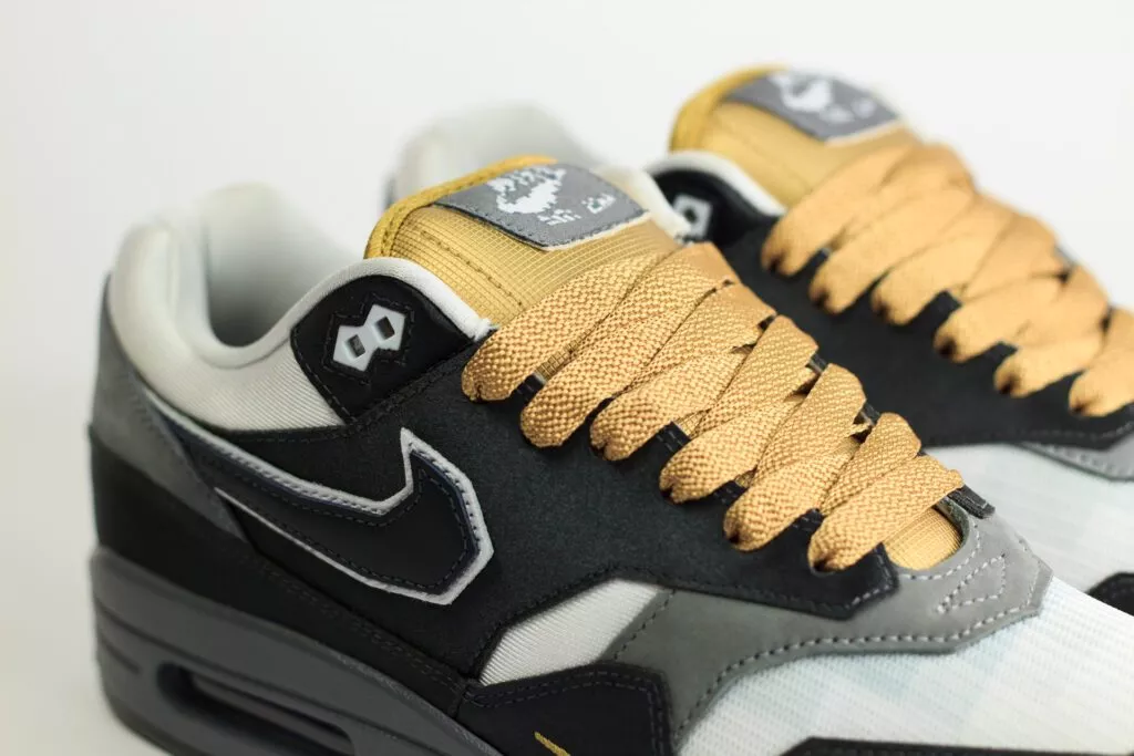 Nike Air Max 1 .SWOOSH Low Poly Big Head Mode – Zwart/Wit– Heren/Dames/Uniseks Sneakers – Satin/Mesh - IB9898-001 – Bovenkant