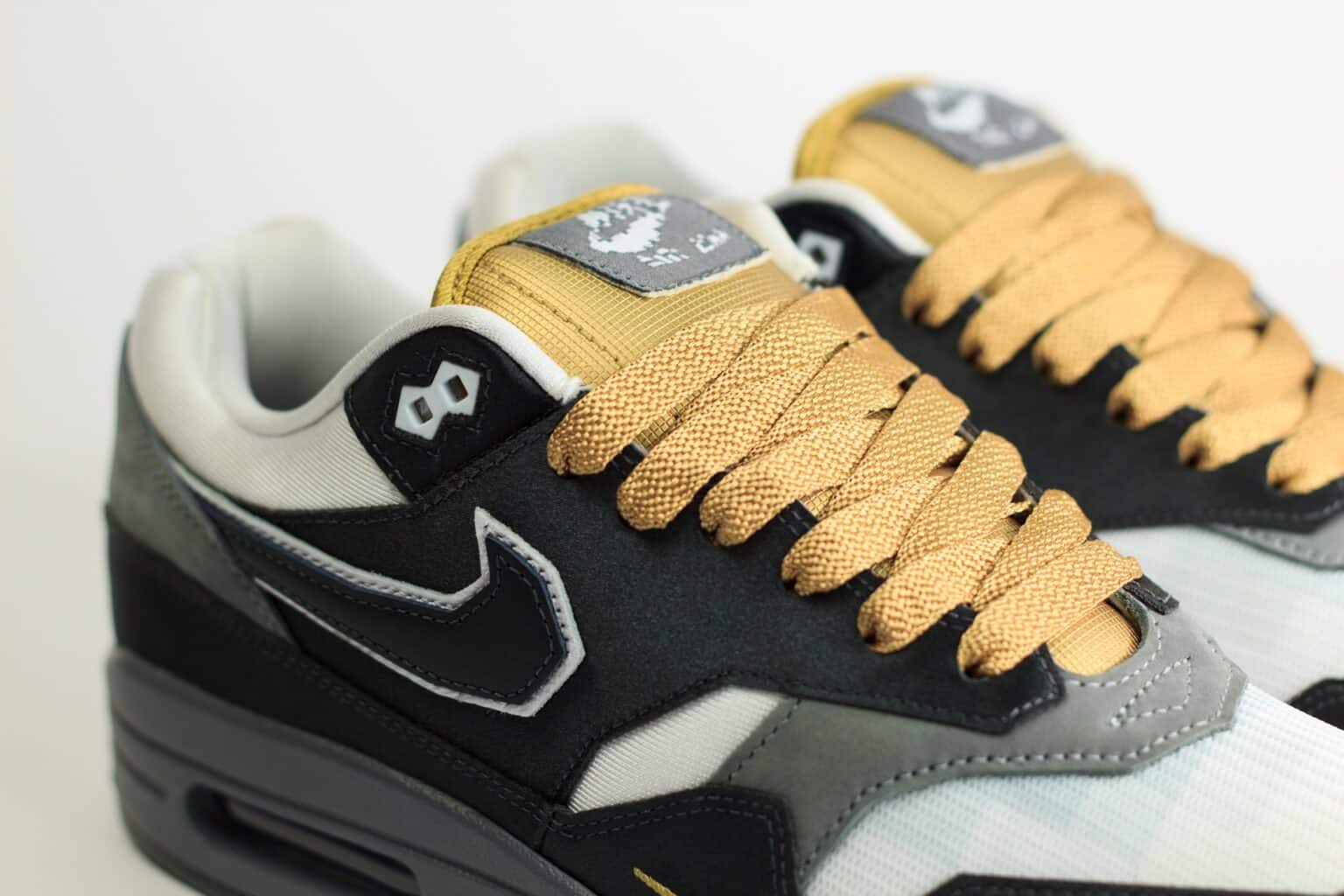 Nike Air Max 1 .SWOOSH Low Poly Big Head Mode – Zwart/Wit– Heren/Dames/Uniseks Sneakers – Satin/Mesh - IB9898-001 – Bovenkant