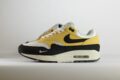 Nike Air Max 1 '87 Saturn Gold Black (W) – Zwart/Geel/Wit– Heren/Dames/Uniseks Sneakers – Vilt/Mesh - HF1194-700 – Zijkant