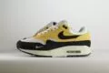 Nike Air Max 1 '87 Saturn Gold Black (W) – Zwart/Geel/Wit– Heren/Dames/Uniseks Sneakers – Vilt/Mesh - HF1194-700 – Zijkant