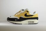 Nike Air Max 1 '87 Saturn Gold Black (W) – Zwart/Geel/Wit– Heren/Dames/Uniseks Sneakers – Vilt/Mesh - HF1194-700 – Zijkant