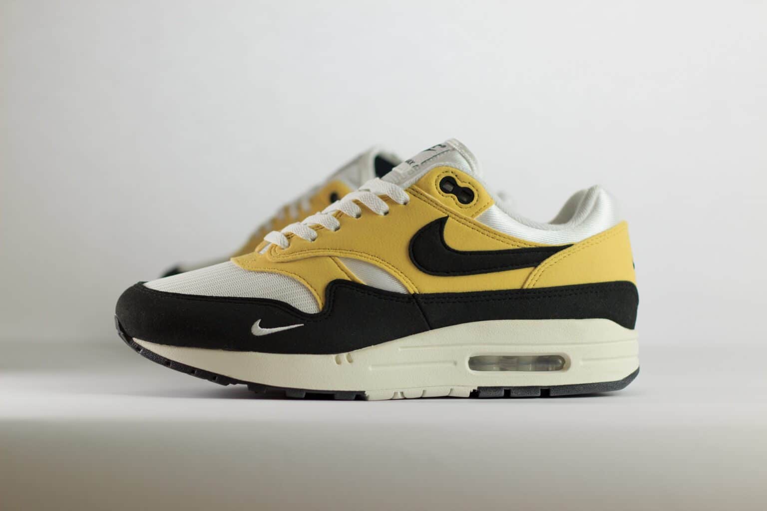 Nike Air Max 1 '87 Saturn Gold Black (W) – Zwart/Geel/Wit– Heren/Dames/Uniseks Sneakers – Vilt/Mesh - HF1194-700 – Zijkant