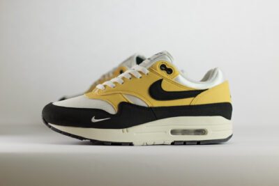 Nike Air Max 1 '87 Saturn Gold Black (W) – Zwart/Geel/Wit– Heren/Dames/Uniseks Sneakers – Vilt/Mesh - HF1194-700 – Zijkant