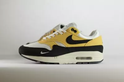 Nike Air Max 1 '87 Saturn Gold Black (W) – Zwart/Geel/Wit– Heren/Dames/Uniseks Sneakers – Vilt/Mesh - HF1194-700 – Zijkant