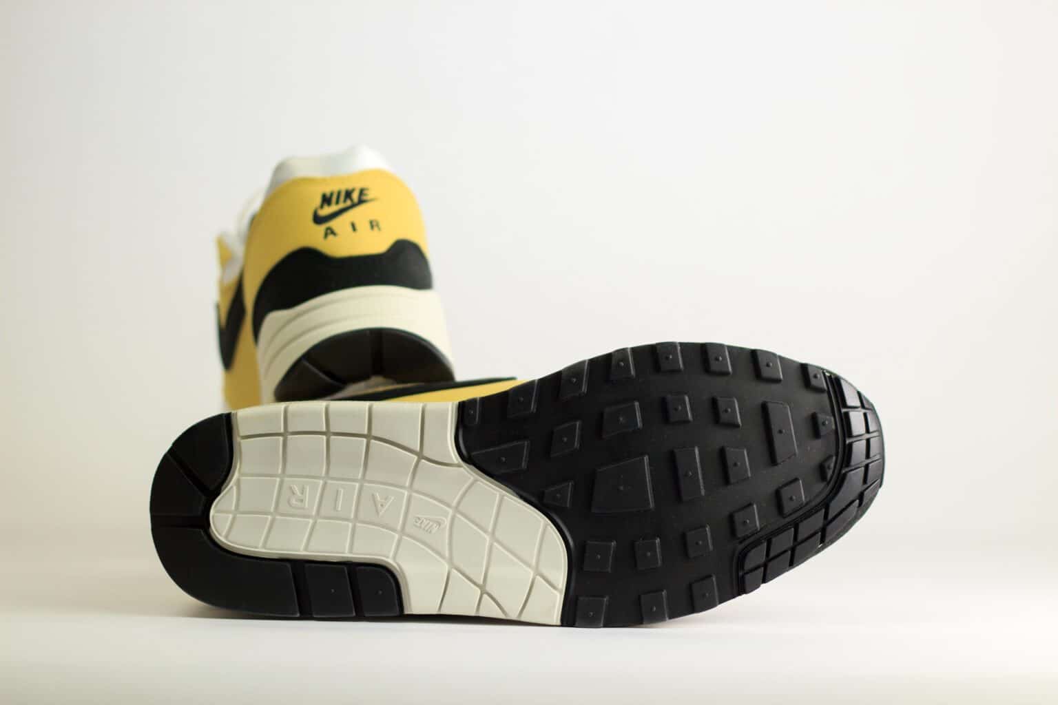 Nike Air Max 1 '87 Saturn Gold Black (W) – Zwart/Geel/Wit– Heren/Dames/Uniseks Sneakers – Vilt/Mesh - HF1194-700 – Onderkant