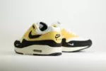 Nike Air Max 1 '87 Saturn Gold Black (W) – Zwart/Geel/Wit– Heren/Dames/Uniseks Sneakers – Vilt/Mesh - HF1194-700 – Achterkant