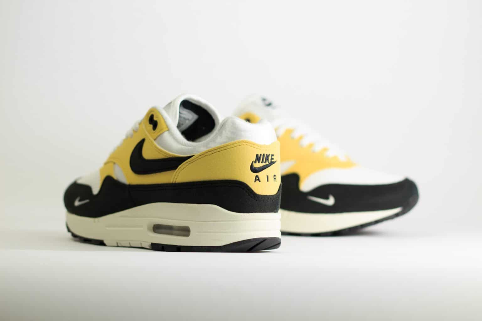 Nike Air Max 1 '87 Saturn Gold Black (W) – Zwart/Geel/Wit– Heren/Dames/Uniseks Sneakers – Vilt/Mesh - HF1194-700 – Achterkant
