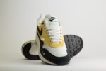 Nike Air Max 1 '87 Saturn Gold Black (W) – Zwart/Geel/Wit– Heren/Dames/Uniseks Sneakers – Vilt/Mesh - HF1194-700 – Voorkant