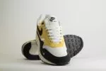 Nike Air Max 1 '87 Saturn Gold Black (W) – Zwart/Geel/Wit– Heren/Dames/Uniseks Sneakers – Vilt/Mesh - HF1194-700 – Voorkant