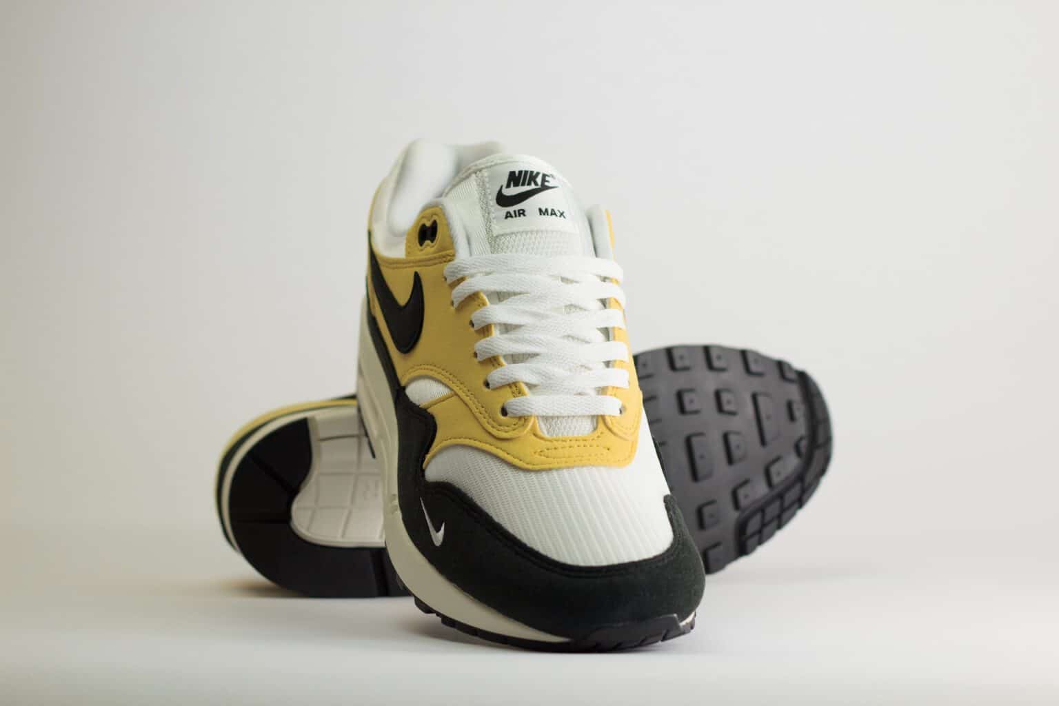 Nike Air Max 1 '87 Saturn Gold Black (W) – Zwart/Geel/Wit– Heren/Dames/Uniseks Sneakers – Vilt/Mesh - HF1194-700 – Voorkant