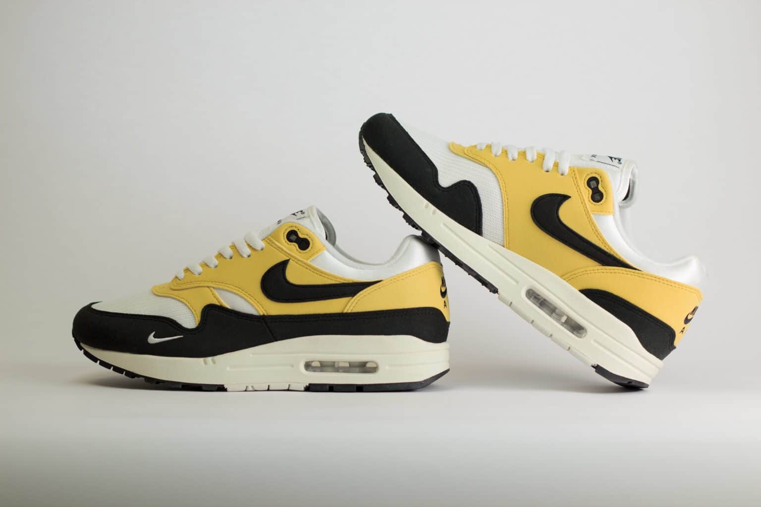 Nike Air Max 1 '87 Saturn Gold Black (W) – Zwart/Geel/Wit– Heren/Dames/Uniseks Sneakers – Vilt/Mesh - HF1194-700 – Binnenkant