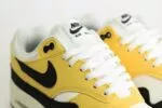 Nike Air Max 1 '87 Saturn Gold Black (W) – Zwart/Geel/Wit– Heren/Dames/Uniseks Sneakers – Vilt/Mesh - HF1194-700 – Bovenkant