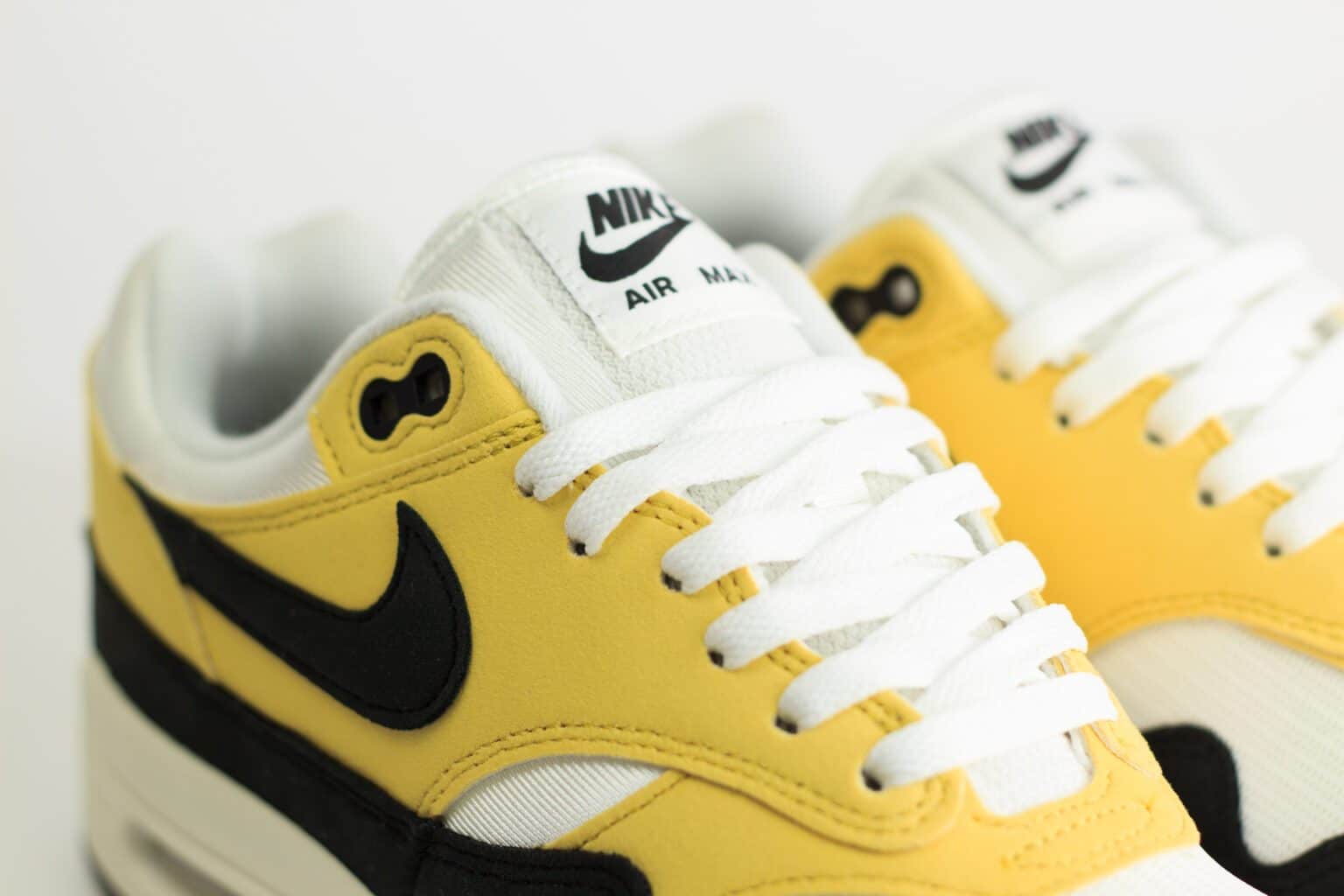 Nike Air Max 1 '87 Saturn Gold Black (W) – Zwart/Geel/Wit– Heren/Dames/Uniseks Sneakers – Vilt/Mesh - HF1194-700 – Bovenkant