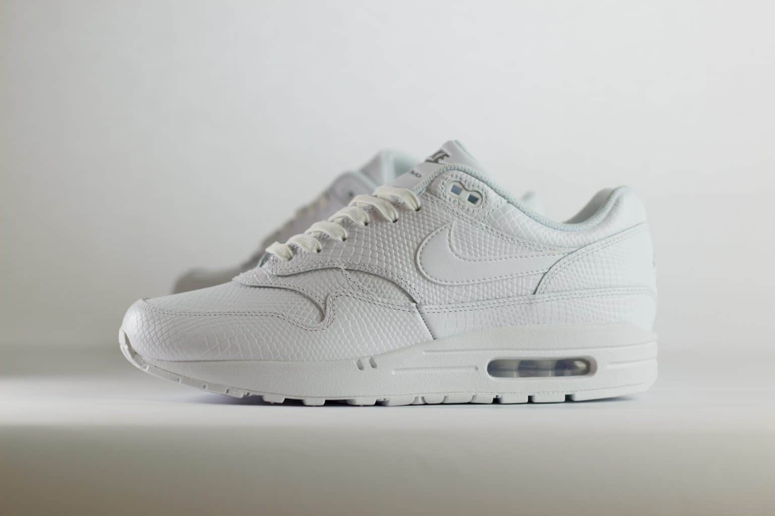 Nike Air Max 1 Premium White Snakeskin – Wit– Heren/Dames/Uniseks Sneakers – Leer - HV1211-100 – Zijkant