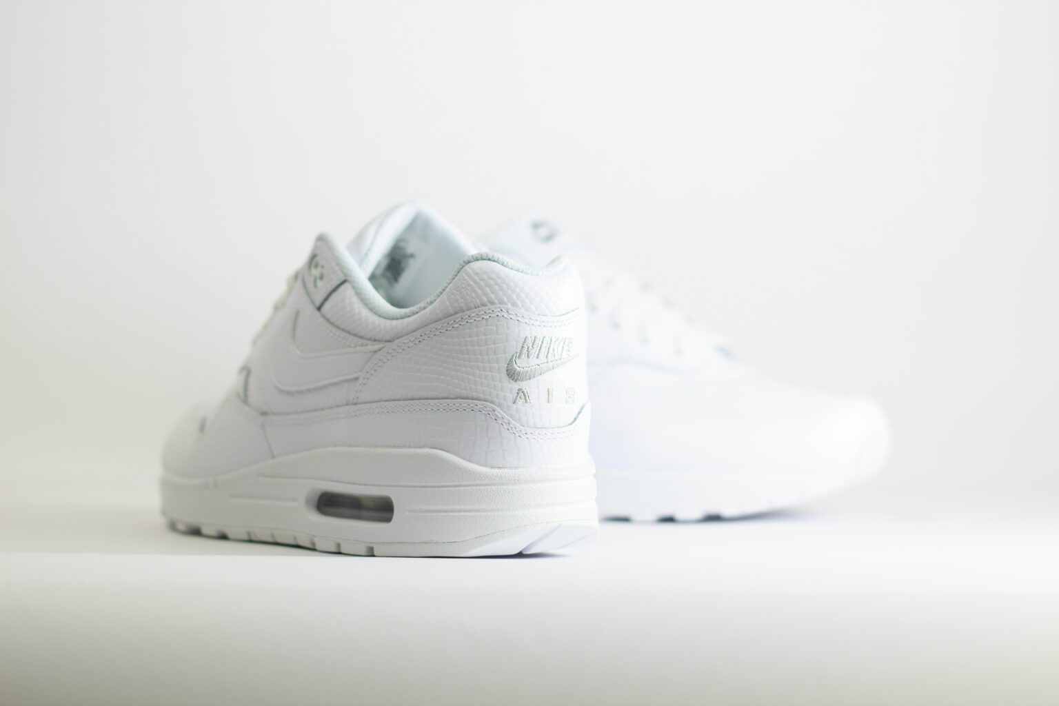 Nike Air Max 1 Premium White Snakeskin – Wit– Heren/Dames/Uniseks Sneakers – Leer - HV1211-100 – Achterkant
