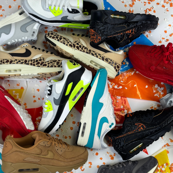 Verjaardag banner - sneakers verspreid over een wit doek met slingers en confetti