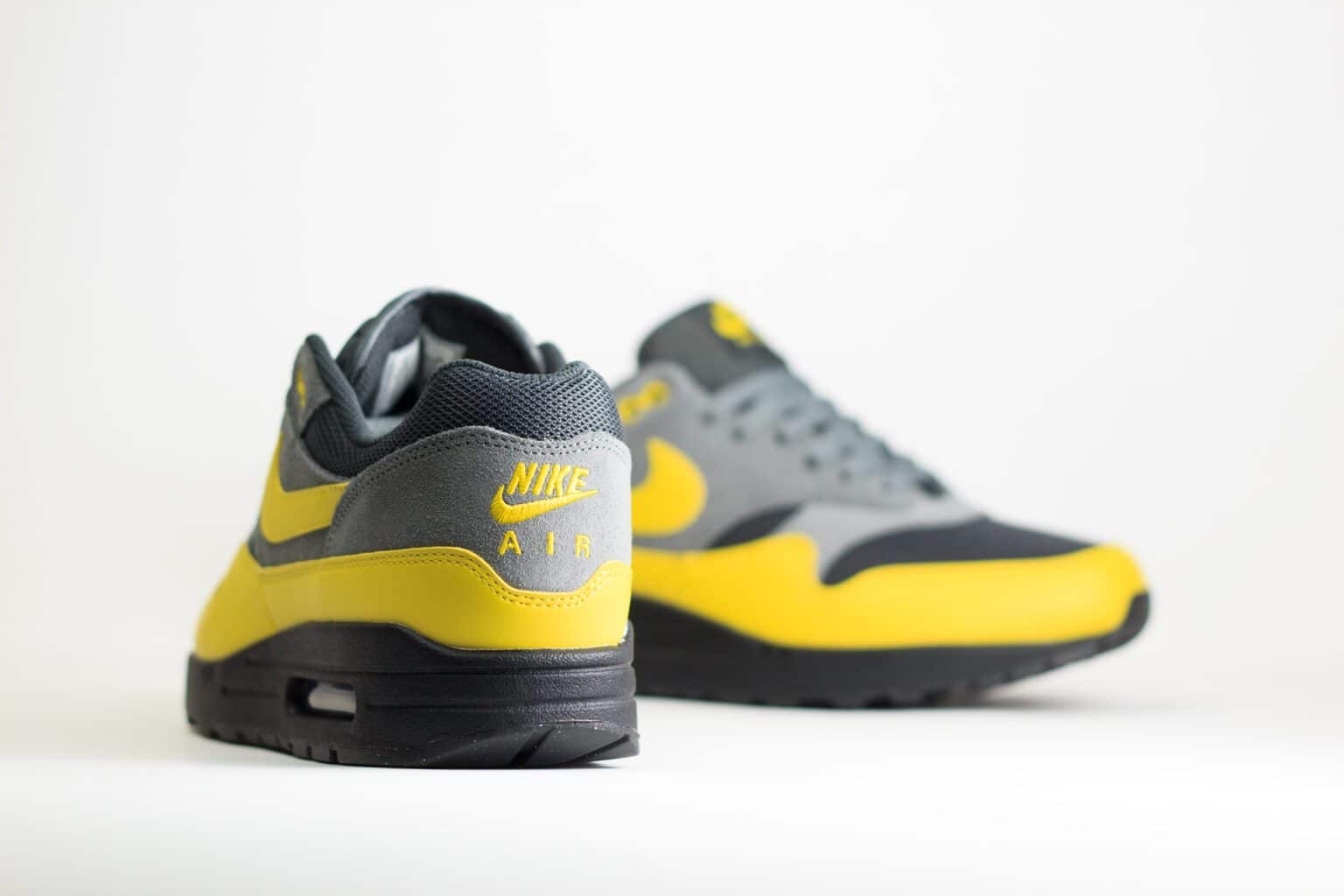 Nike Air Max 1 Essential Batman 2.0 - Geel/Grijs/Zwart - Heren/Dames/Uniseks Sneakers - Leer/Suede/Mesh - FZ5808-014 - Achterkant