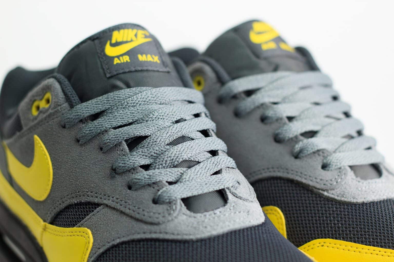 Nike Air Max 1 Essential Batman 2.0 - Geel/Grijs/Zwart - Heren/Dames/Uniseks Sneakers - Leer/Suede/Mesh - FZ5808-014 - Bovenkant