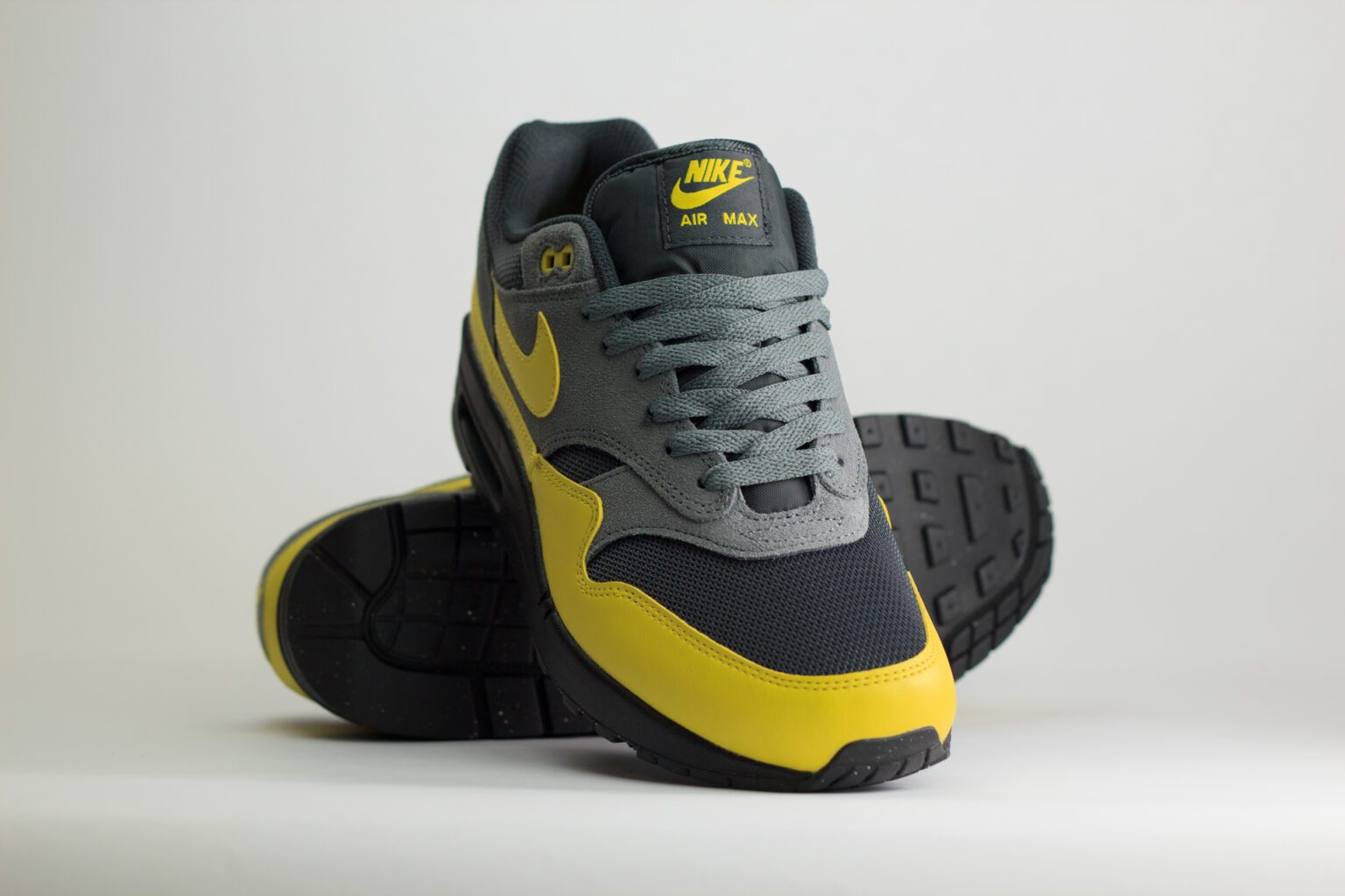 Nike Air Max 1 Essential Batman 2.0 - Geel/Grijs/Zwart - Heren/Dames/Uniseks Sneakers - Leer/Suede/Mesh - FZ5808-014 - Voorkant