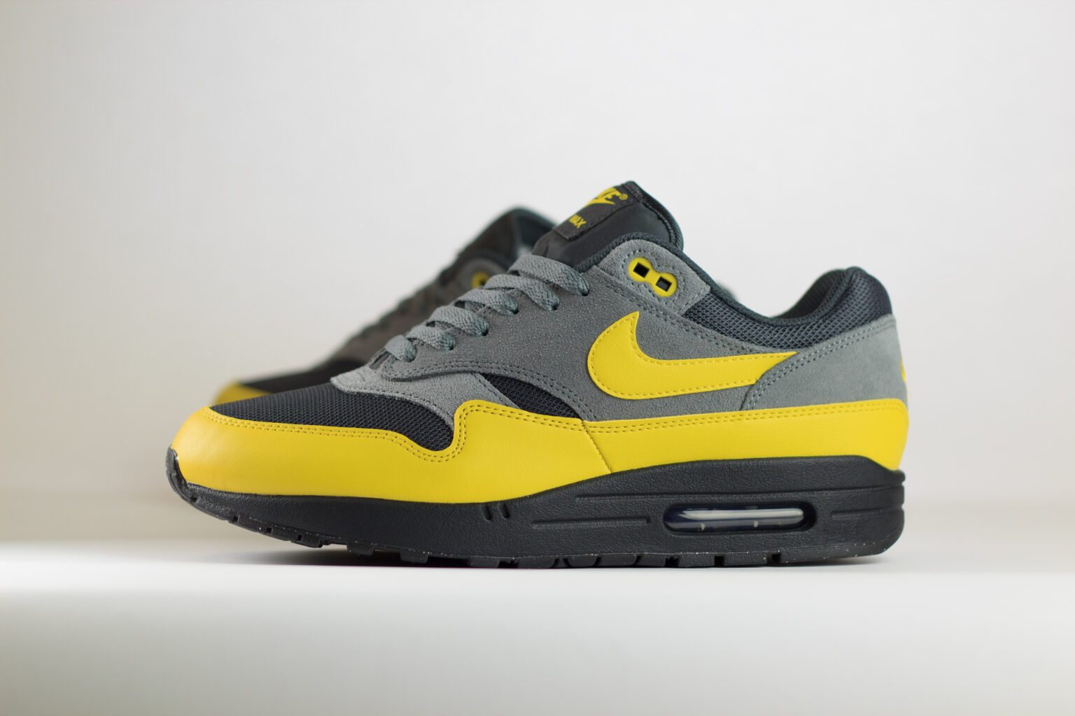 Nike Air Max 1 Essential Batman 2.0 - Geel/Grijs/Zwart - Heren/Dames/Uniseks Sneakers - Leer/Suede/Mesh - FZ5808-014 - Zijkant