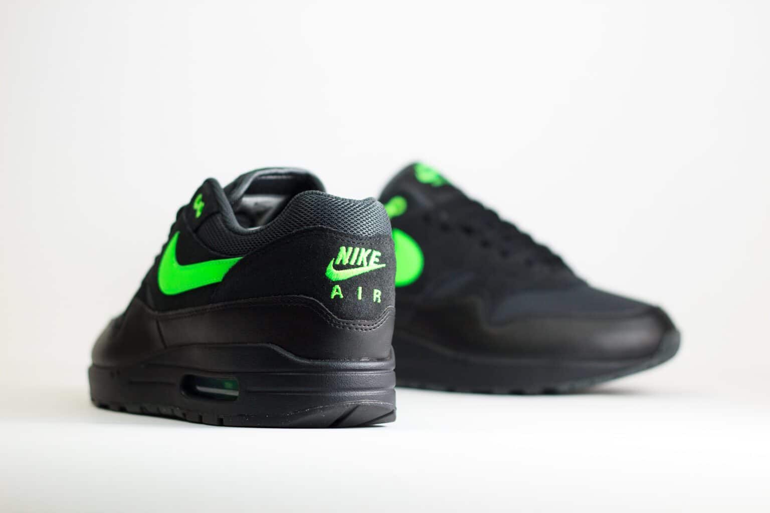 Nike Air Max 1 Essential Black Green Strike - Zwart/Groen - Heren/Dames/Uniseks Sneakers - Leer/Suede/Mesh - FZ5808-012 - Achterkant